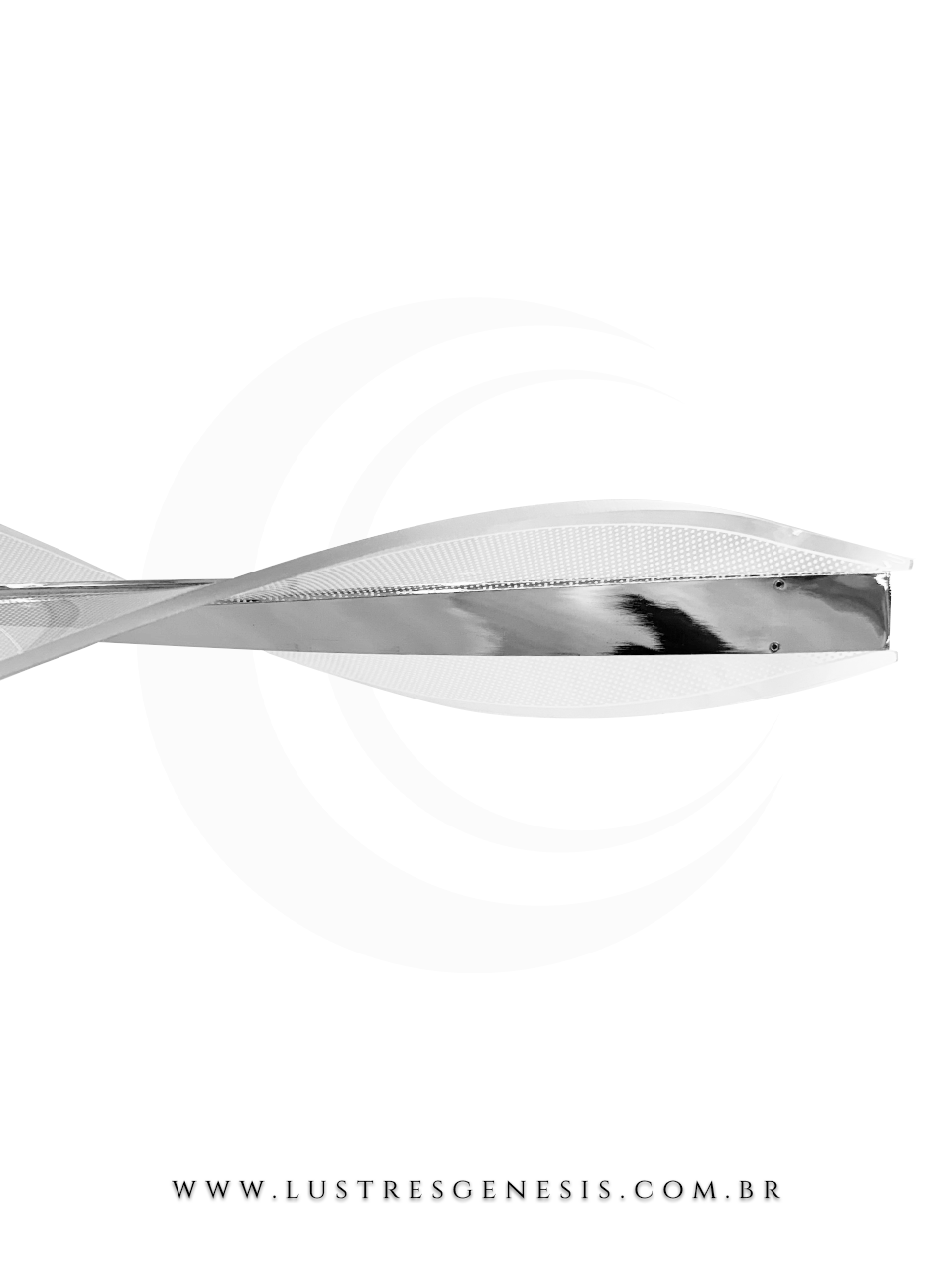 Lustre pendente com iluminação LED, em formato de espiral, base retangular prateada e suspensão por fio.
